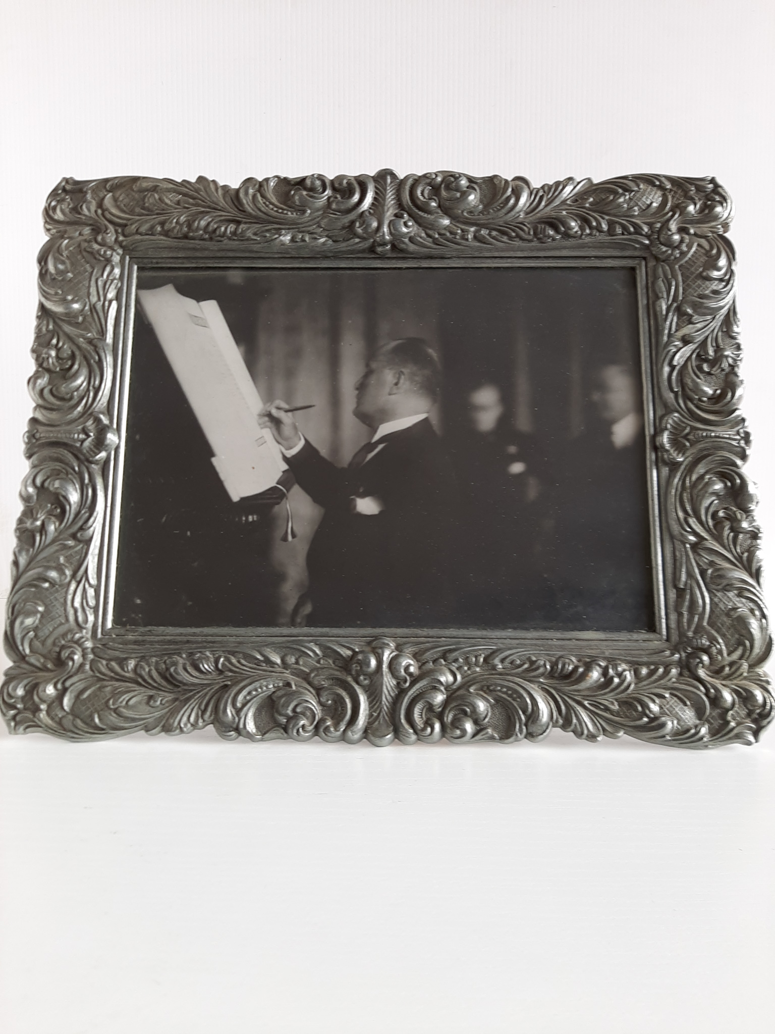 Cornice da tavolo stile barocco. Periodo anni '20 con foto in bianco e nero  del Duce – Maibuttare