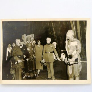 Foto militare in bianco e nero - Dimostrazione di utilizzo di maschera antigas - Parigi, anni '20/'30