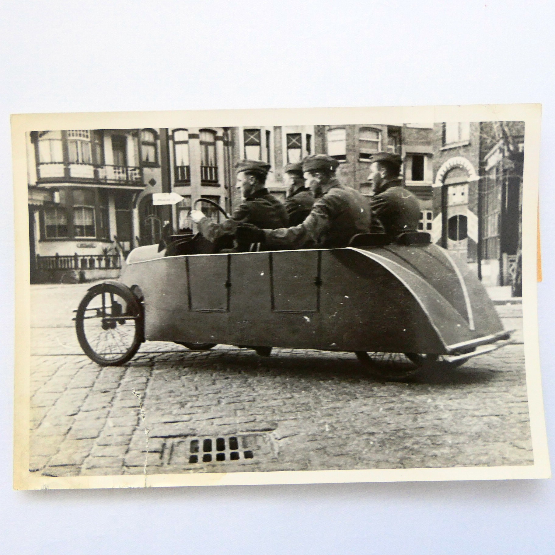 *Foto militare in b/n - Soldati germanici a bordo di un mezzo unico a pedali - 31 dicembre 1940