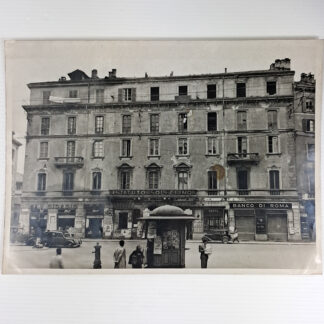 C00014600-87 Foto d'epoca Milano Istituto Solferino e Banco di Roma – Scena urbana con edicola e auto d’epoca - anni 40