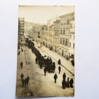 Foto cartolina d'epoca originale Animata Corteo Funebre Carro Cavalli Clero Inizio '900 non viaggiata